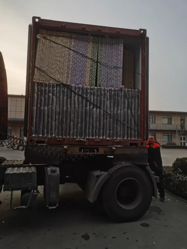 Individually protected door leaves arranged vertically inside an export container